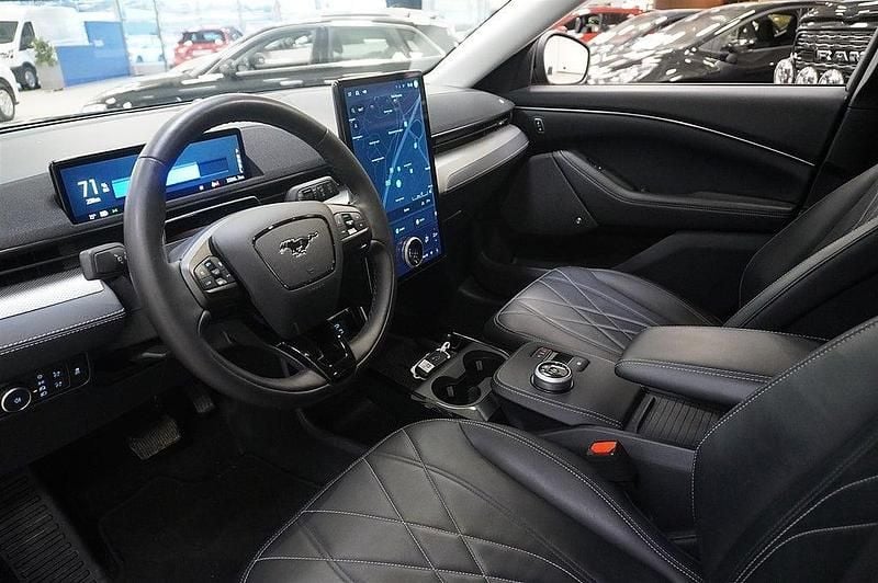 Begagnad Ford Mustang Mach-E Standard Range 197 kW (269 HK) 2022 Absolute black pnzat SUV
