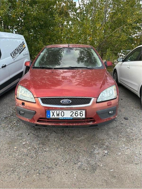 Röd Begagnad 2006 Ford Focus Halvkombi | 9 500 kr (Superpris) - Bild 1/4