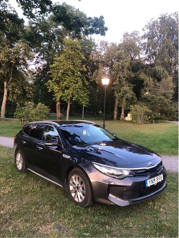 Grå Begagnad 2018 Kia Optima Hybrid Sport Sedan | 179 000 kr (Marknadspris) - Bild 1/4
