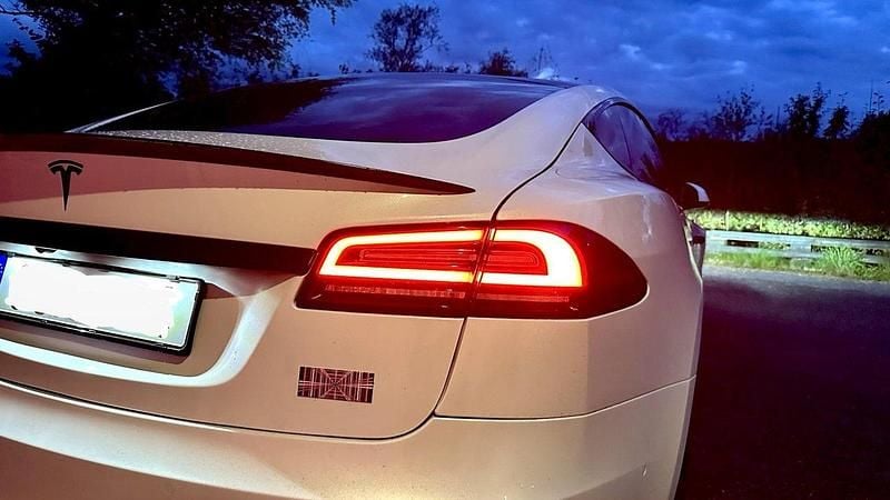 Begagnad 2023 Tesla Model S Plaid Sedan | 824 500 kr (Marknadspris) - Bild 1/4