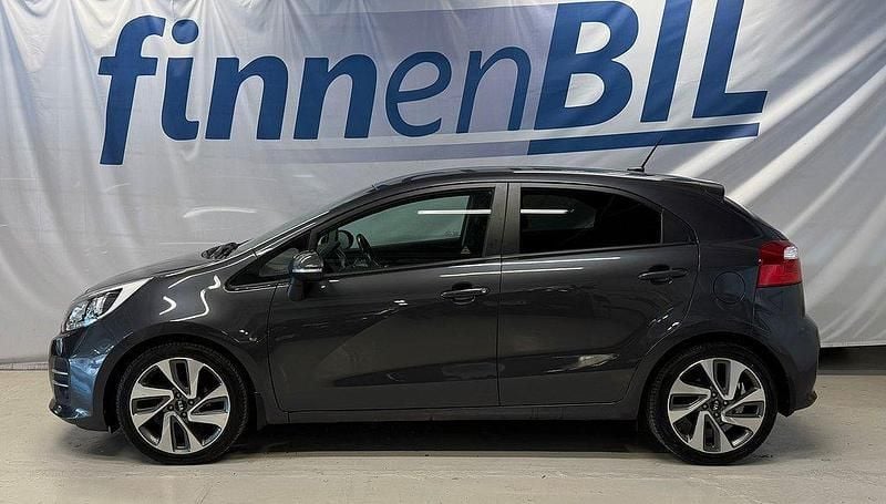 Grå Begagnad 2015 Kia Rio Halvkombi | 94 500 kr (Marknadspris) - Bild 1/4