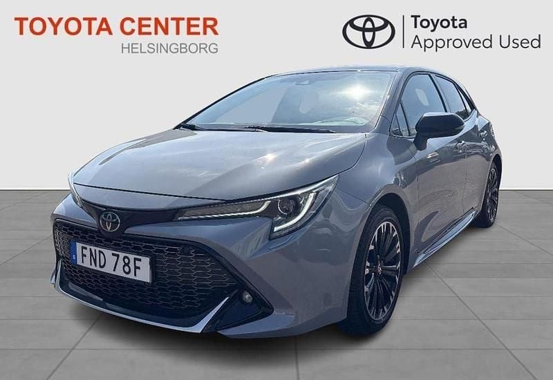 Grå Begagnad 2022 Toyota Corolla Hybrid Sport Halvkombi | 269 900 kr (Marknadspris) - Bild 1/3