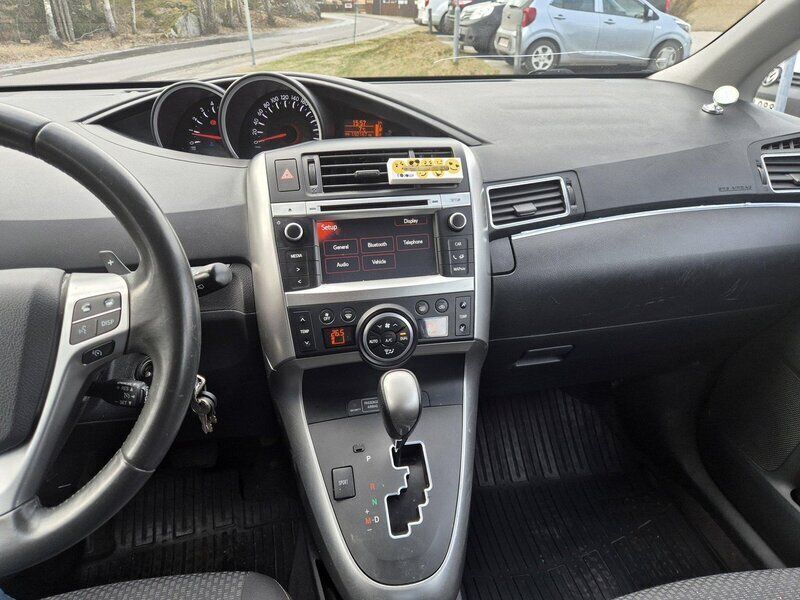 Vit Begagnad 2013 Toyota Verso Minibuss | 109 999 kr - Bild 1/4