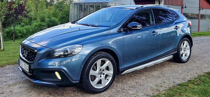 Blå Begagnad 2014 Volvo V40 CC Kombi | 137 500 kr (Marknadspris) - Bild 1/4