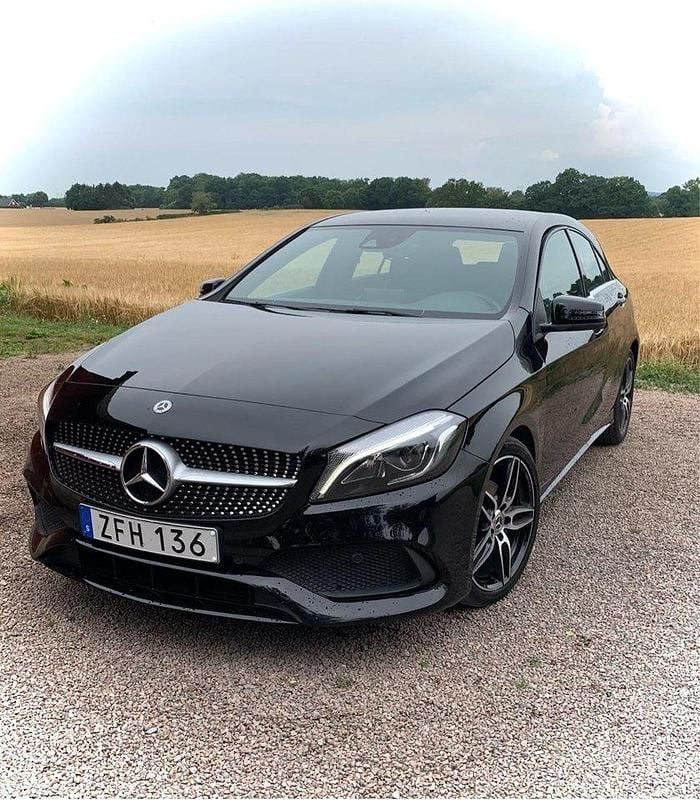 Svart Begagnad 2018 Mercedes A180 Style Halvkombi | 195 000 kr (Marknadspris) - Bild 1/4