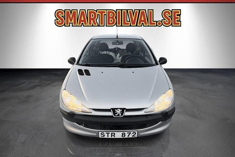 Begagnad Peugeot 206 75 HK (55 kW) 2001 Gråmetallic Halvkombi