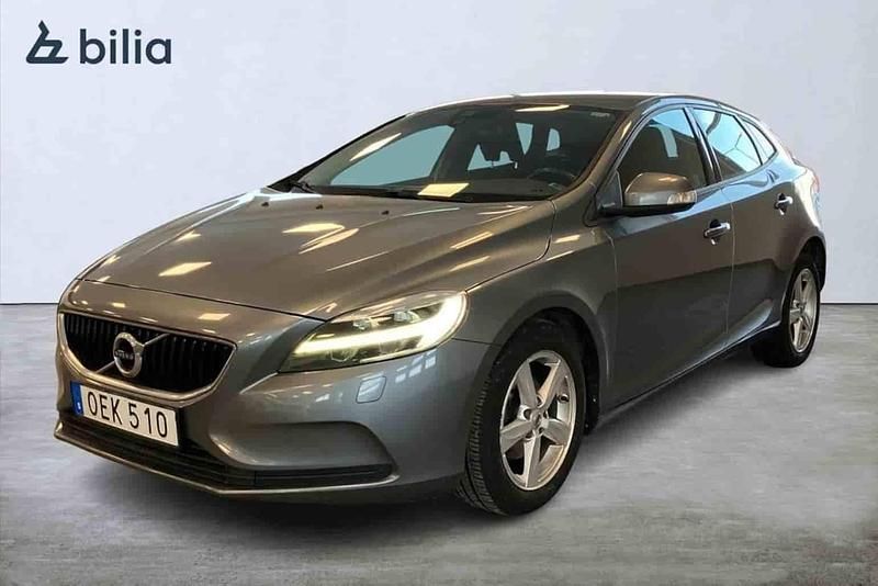 Grå Begagnad 2017 Volvo V40 Halvkombi | 149 900 kr (Marknadspris) - Bild 1/1