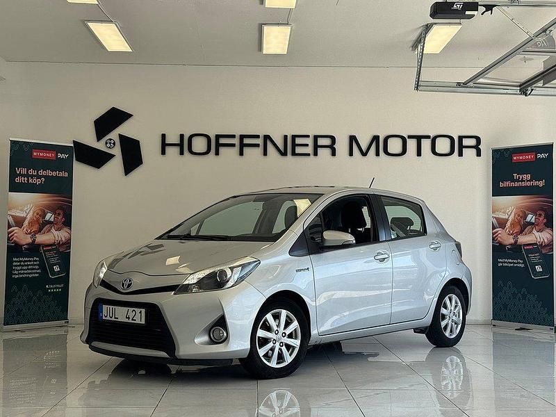 Silver Begagnad 2013 Toyota Yaris Hybrid Active Halvkombi | 89 000 kr (Dyr) - Bild 1/4