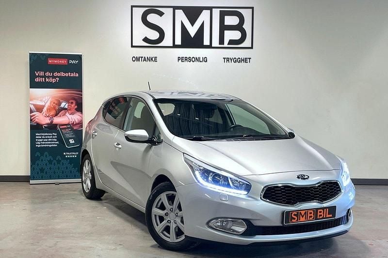 Grå Begagnad 2014 Kia Ceed Comfort Halvkombi | 79 900 kr (Marknadspris) - Bild 1/4