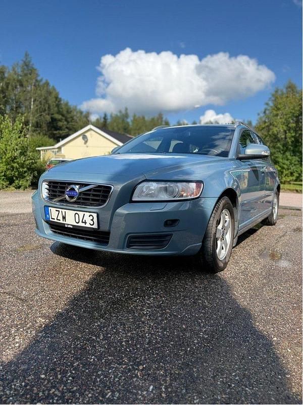 Blå Begagnad 2012 Volvo V50 Kinetic Kombi | 70 000 kr (Marknadspris) - Bild 1/4