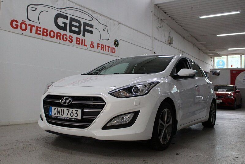 Vit Begagnad 2015 Hyundai i30 Premium Halvkombi | 99 000 kr (Superpris) - Bild 1/4