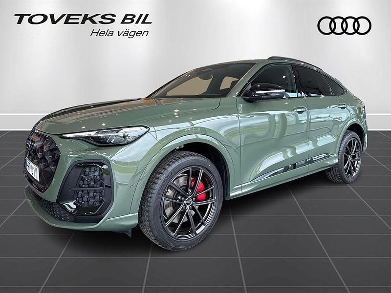 Grön (distriktgrön metallic) Ny 2025 Audi Q5 Sportback S-Line SUV | 826 600 kr (Lite dyr) - Bild 1/4