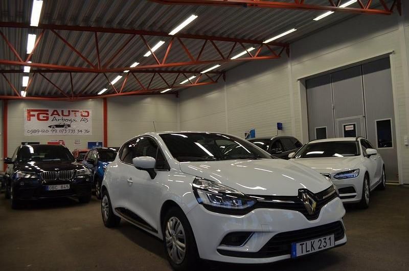 Begagnad Renault Clio IV Intens 90 HK (66 kW) 2018 Vit Halvkombi