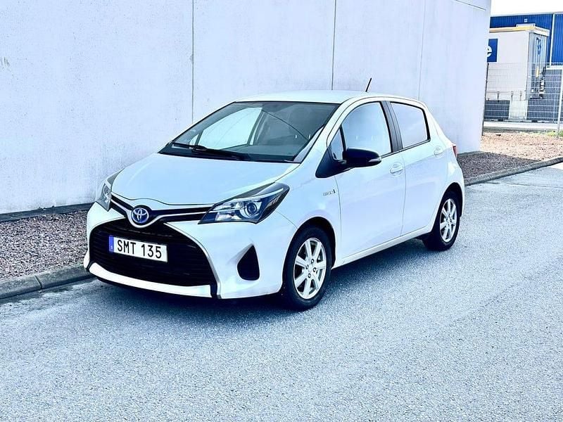 Begagnad 2015 Toyota Yaris Hybrid Halvkombi | 119 000 kr (Marknadspris) - Bild 1/4