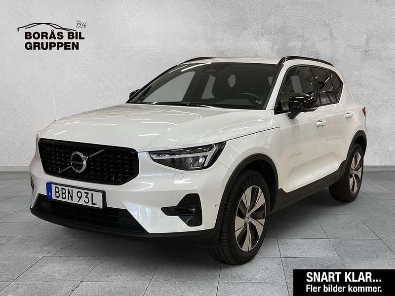 Vit Begagnad 2025 Volvo XC40 Plus SUV | 399 000 kr (Marknadspris) - Bild 1/2