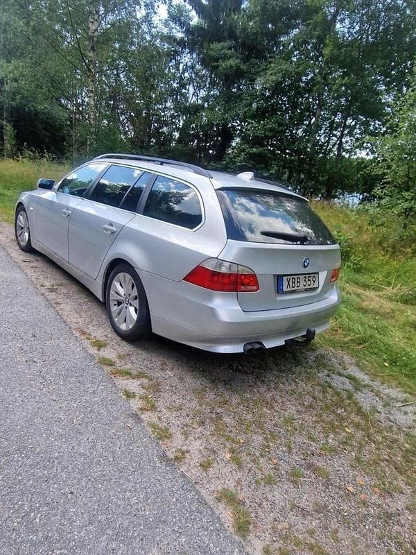 Silver Begagnad 2006 BMW 523 Kombi | 32 500 kr (Marknadspris) - Bild 1/4