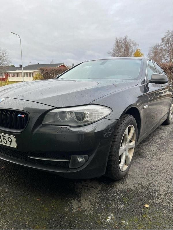 Grå Begagnad 2010 BMW 523 Sedan | 45 000 kr (Bra pris) - Bild 1/4