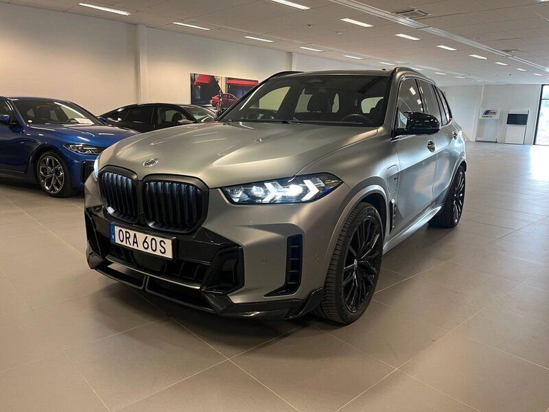 Grå (frozen pure grey metallic) Begagnad 2024 BMW X5 Comfort Edition SUV | 1 159 900 kr - Bild 1/4