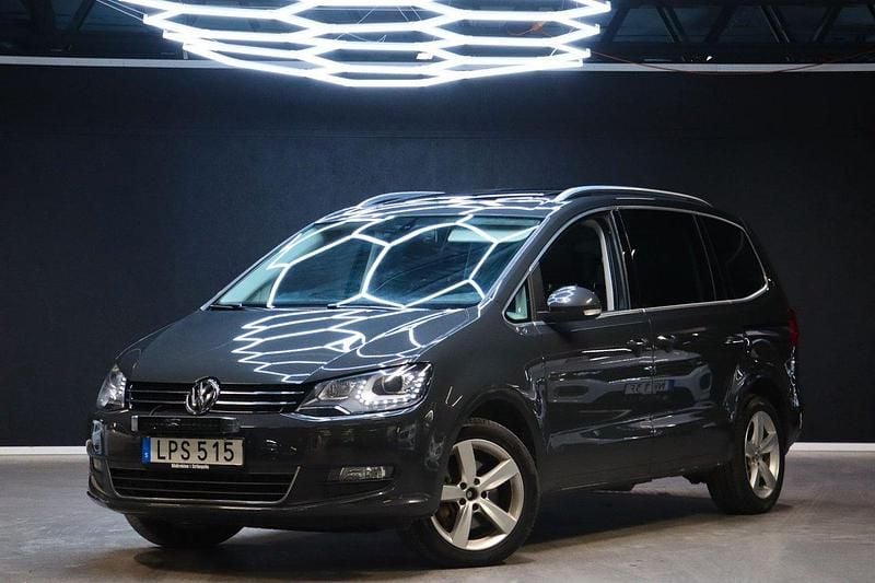 Mörkgrå (grå) Begagnad 2015 VW Sharan Minibuss | 199 900 kr (Marknadspris) - Bild 1/4