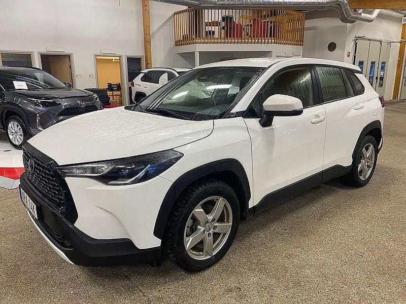 Vit Begagnad 2022 Toyota Corolla Cross Active SUV | 329 900 kr (Superpris) - Bild 1/3