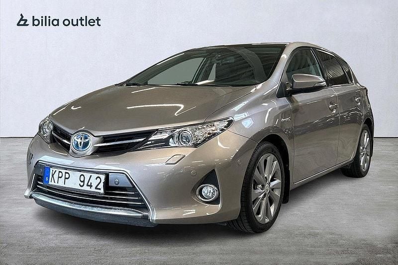 Brun Begagnad 2013 Toyota Auris Hybrid Executive Halvkombi | 139 900 kr (Marknadspris) - Bild 1/3
