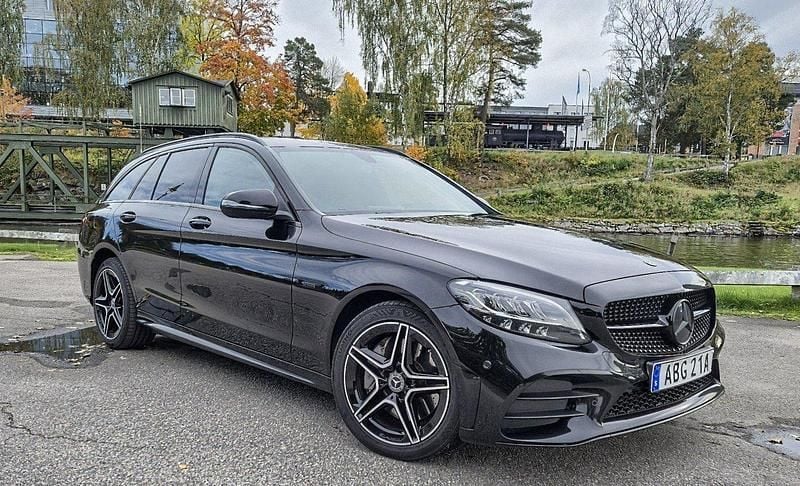 Svart Begagnad 2021 Mercedes C300e AMG Kombi | 300 000 kr (Superpris) - Bild 1/4