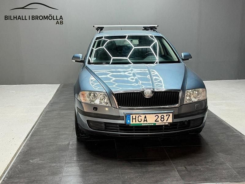 Ljusgrå (grå) Begagnad 2008 Skoda Octavia Kombi | 39 900 kr (Marknadspris) - Bild 1/4