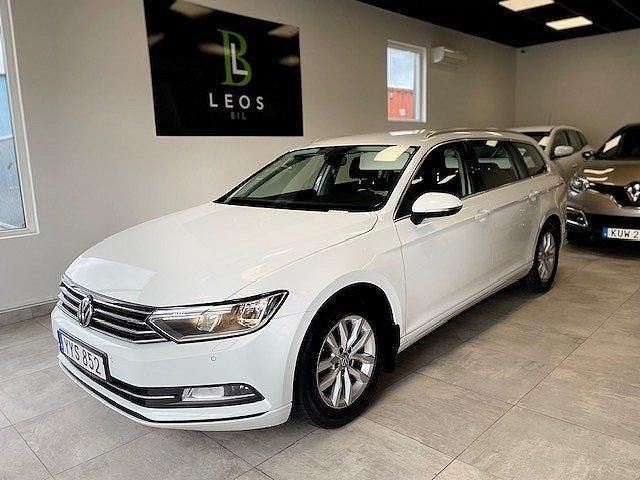 Vit Begagnad 2017 VW Passat Kombi | 176 900 kr (Marknadspris) - Bild 1/4