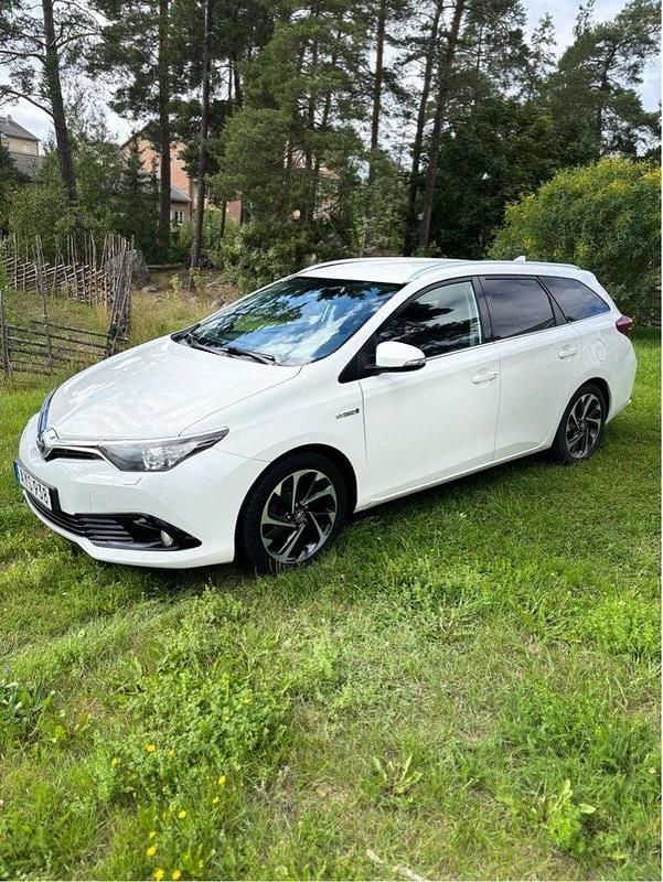 Vit Begagnad 2016 Toyota Auris Touring Sports Active Kombi | 134 900 kr (Marknadspris) - Bild 1/4