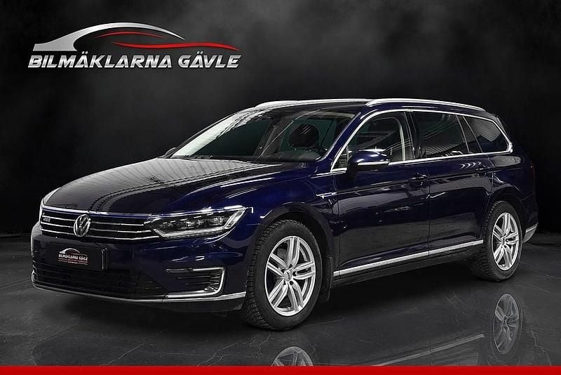 Mörkblå Begagnad 2017 VW Passat GTE Kombi | 144 700 kr (Marknadspris) - Bild 1/4
