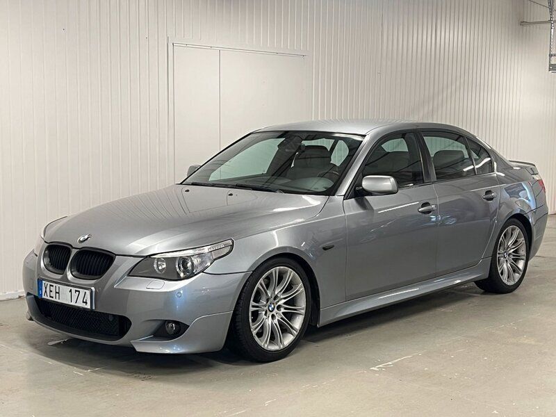 Ljusgrå Begagnad 2005 BMW 530 M Sport Sedan | 89 900 kr (Marknadspris) - Bild 1/4