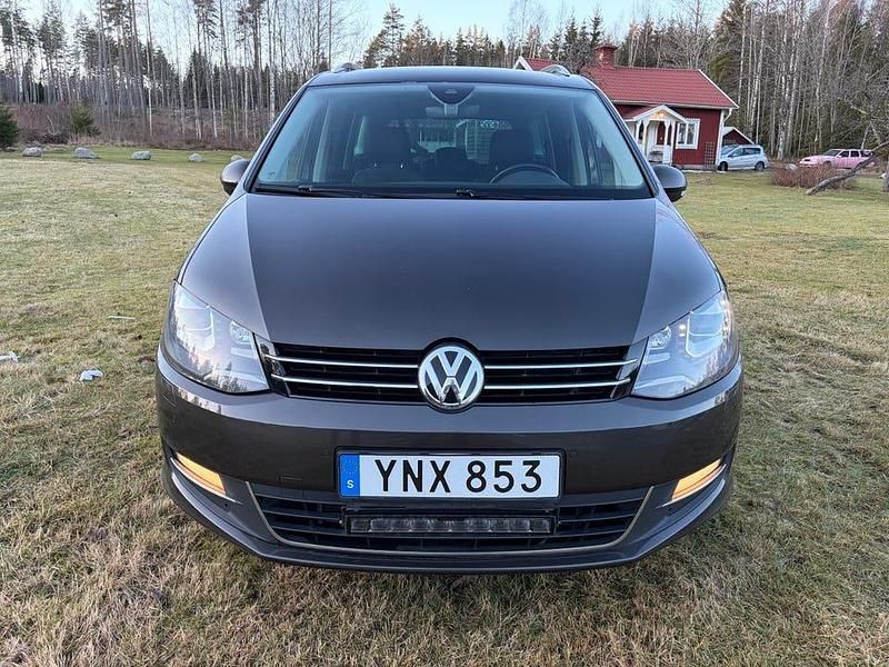 Begagnad VW Sharan 184 HK (135 kW) 2018 Brun metallic Minibuss