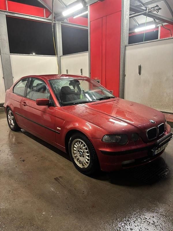 Röd Begagnad 2002 BMW 316 Compact Halvkombi | 25 000 kr - Bild 1/4