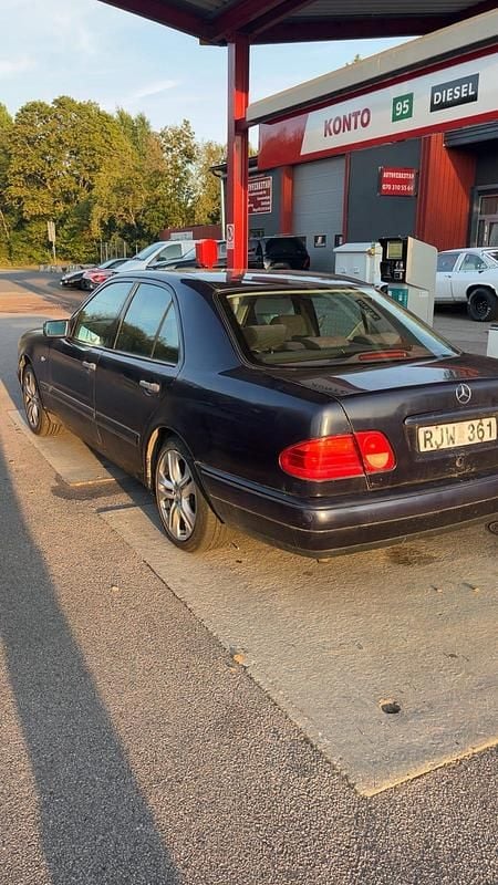 Begagnad Mercedes E200 136 HK (100 kW) 1999