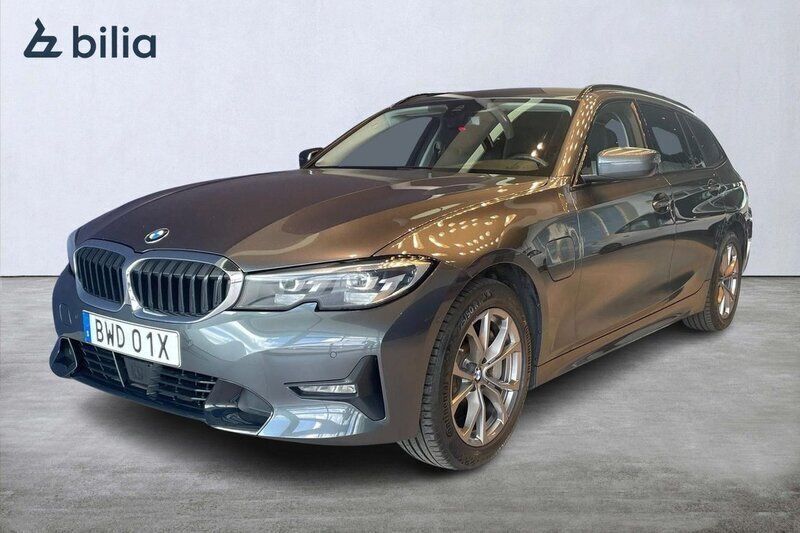 Grå Begagnad 2020 BMW 330e Comfort Edition Kombi | 258 900 kr (Bra pris) - Bild 1/3
