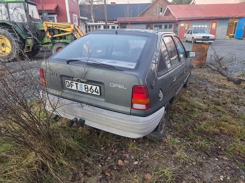 Begagnad Opel Kadett 75 HK (55 kW) 1985 Halvkombi