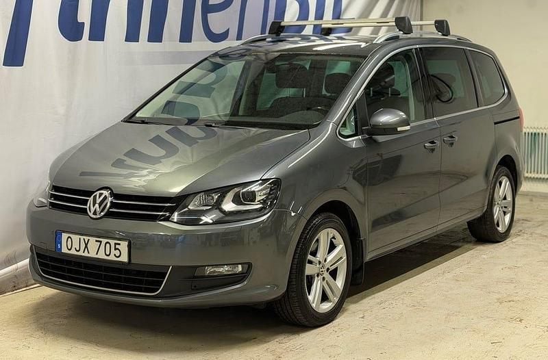 Mörkgrå Begagnad 2016 VW Sharan Minibuss | 179 500 kr (Marknadspris) - Bild 1/4
