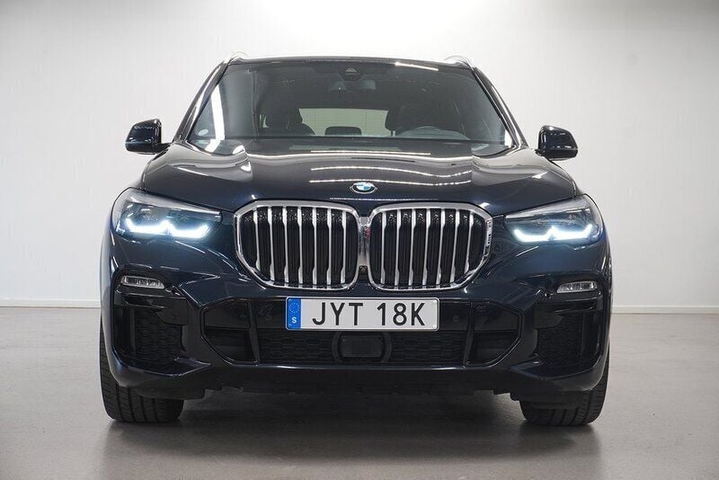 Svart Begagnad 2020 BMW X5 iPerformance SUV | 678 000 kr (Marknadspris) - Bild 1/4