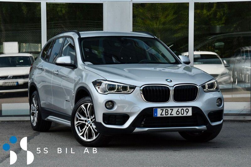 Silver Begagnad 2017 BMW X1 Sport Line SUV | 234 900 kr (Lite dyr) - Bild 1/4