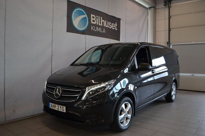 Mörkgrå (grå) Begagnad 2021 Mercedes Vito Minibuss | 423 750 kr (Marknadspris) - Bild 1/4
