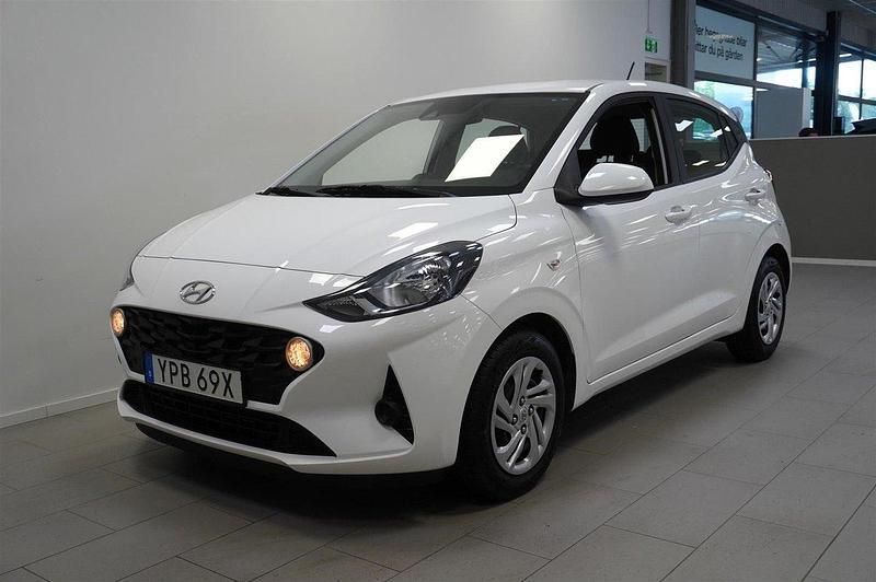Vit Begagnad 2022 Hyundai i10 Essential Halvkombi | 159 900 kr (Lite dyr) - Bild 1/4