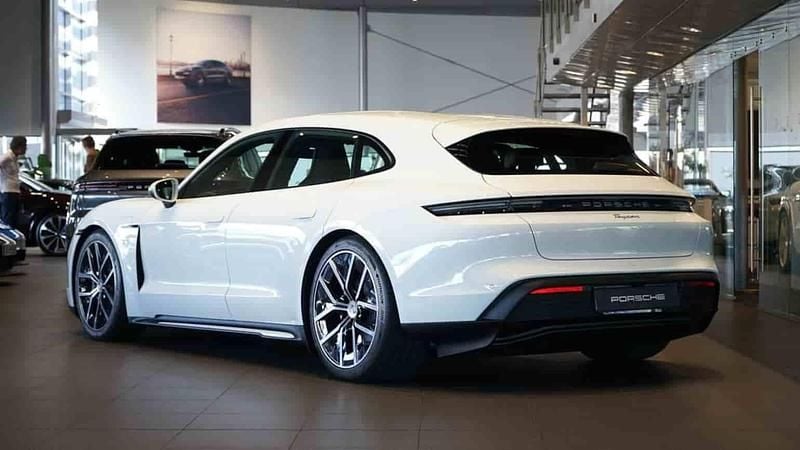 Vit Begagnad 2025 Porsche Taycan Sport Turismo Sedan | 1 059 000 kr (Superpris) - Bild 1/1