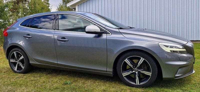 Grå Begagnad 2018 Volvo V40 R-Design Kombi | 179 000 kr (Marknadspris) - Bild 1/4