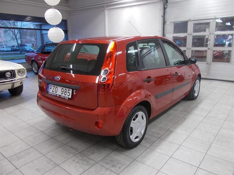 Begagnad Ford Fiesta 2007 Röd