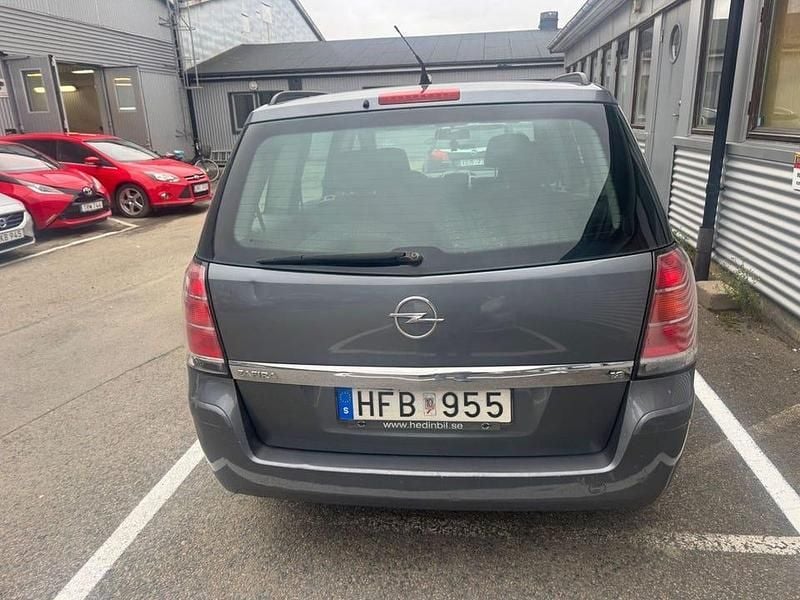 Begagnad Opel Zafira 140 HK (102 kW) 2007 Grå Minibuss
