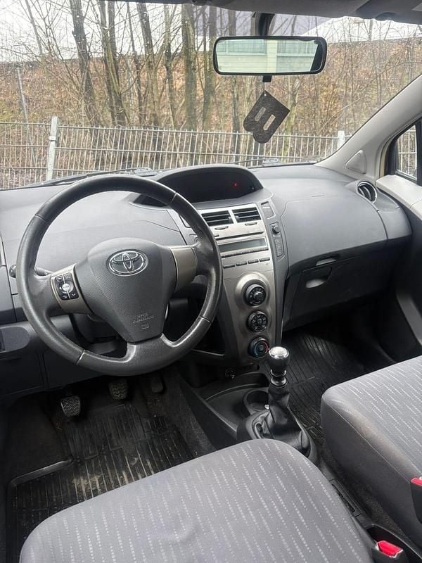 Begagnad Toyota Yaris 101 HK (74 kW) 2009 Svart Halvkombi
