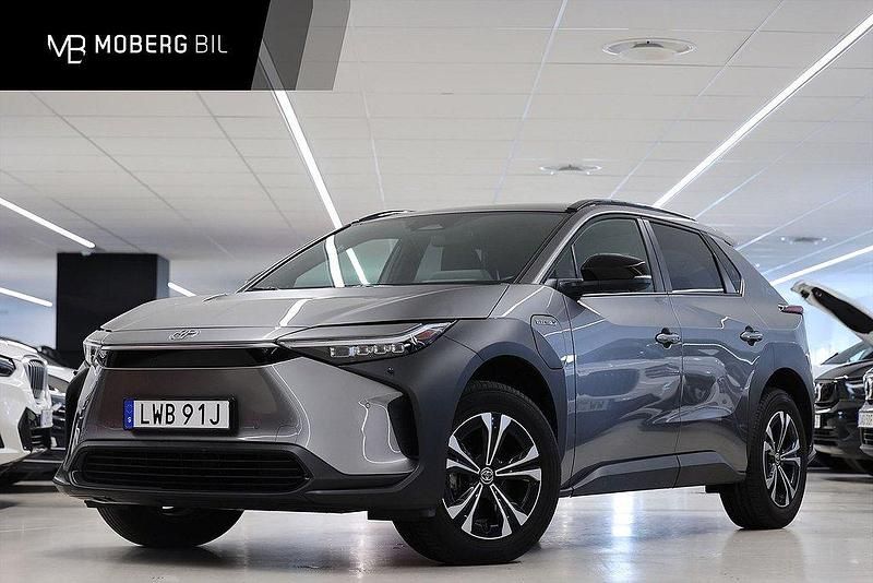 Silver Begagnad 2023 Toyota bZ4X Style SUV | 359 900 kr - Bild 1/3