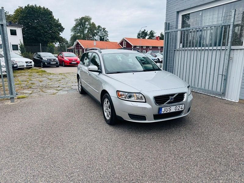 Ljusgrå Begagnad 2009 Volvo V50 Business Edition Kombi | 69 900 kr (Lite dyr) - Bild 1/4