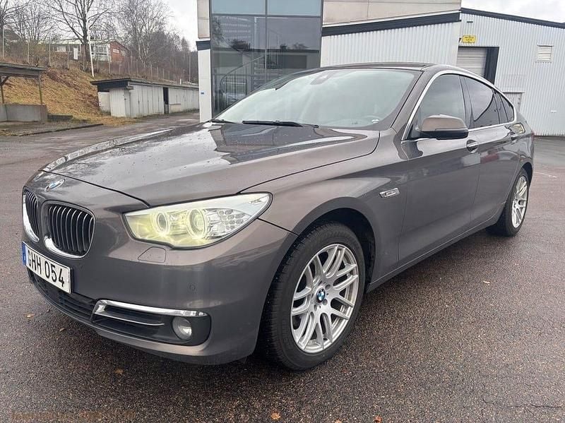 Brun Begagnad 2014 BMW 530 Gran Turismo Sedan | 96 500 kr (Marknadspris) - Bild 1/4