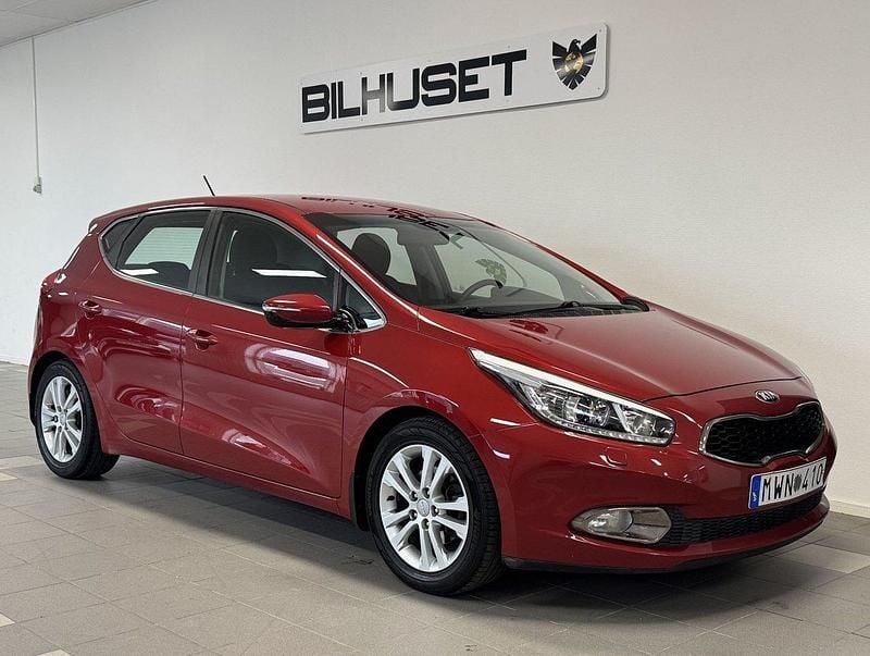 Röd Begagnad 2012 Kia Ceed Halvkombi | 119 900 kr (Lite dyr) - Bild 1/4